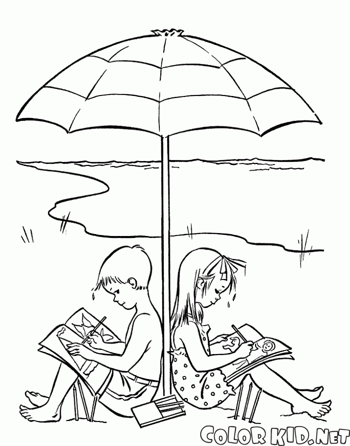 Crianças com menos de um guarda-chuva do sol