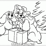 Os filhotes de cachorro sob a árvore