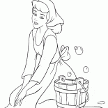 Cinderella lava o assoalho