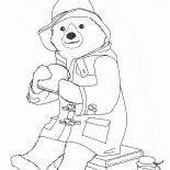 Paddington comendo um sanduíche