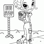 A menina está viajando a pé