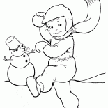 O menino joga uma bola de neve