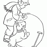 Menino esculpe boneco de neve