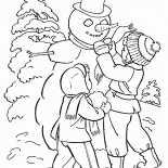 Crianças fazendo bonecos de neve