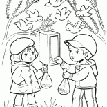 Crianças que alimentam pássaros