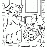 Crianças pendurar uma coroa de flores